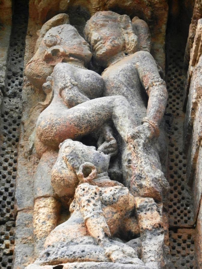 Altorrelieve - Trío erótico MHM - Felación - Templo de Suria